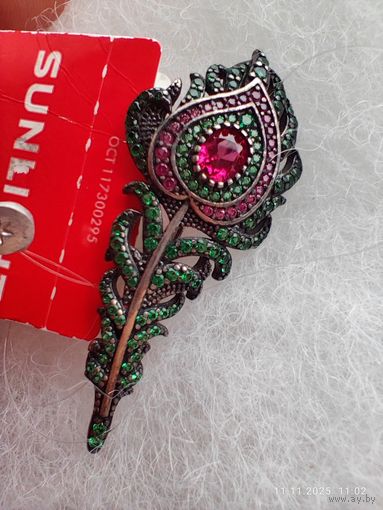 Серебряная брошь перо с корундом новая
