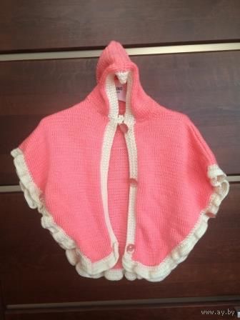 Розовое пончо, вязка на 1-3 года. Очень классное и игривое. Хорошее состояние, с капюшоном. Длина 38 см. Отличное состояние.