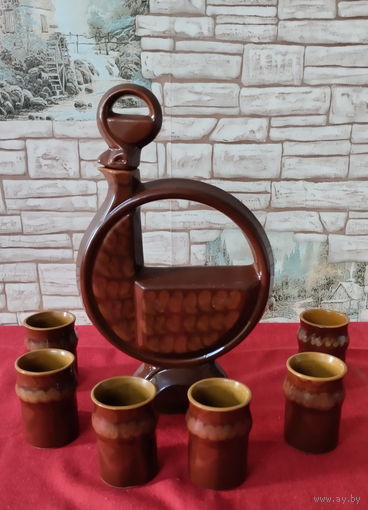 Штоф необычной формы с рюмками. Винтаж.