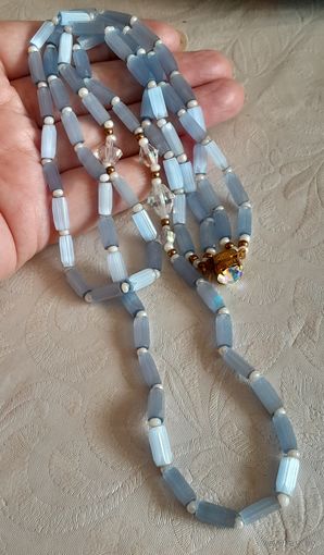 Винтажные бусы из Сатинового стекла.