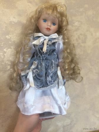 Интерьерная кукла фарфор, на подставке. Красивые длинные волосы, милое личико, качественная работа. В комплекте есть шляпка из белого шифона. Б\у. Стоила в разы дороже.