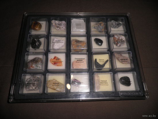 Коллекция минералов в фирменном кейсе.С рубля.