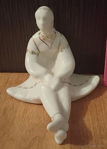Фарфоровая статуэтка