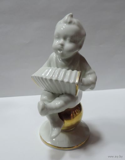 Статуэтка фарфоровая "Мальчик с гармошкой на шаре" 70-е годы Германия. Высота 13.5 см.
