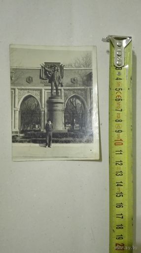 Старое фото "У памятника"
