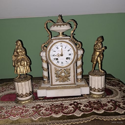 Часы каминные. Луис 16.19 век. Плюс бонус две статуэтки.