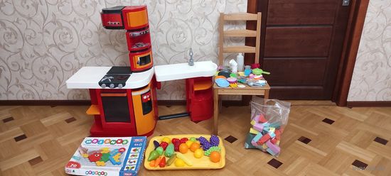 Кухня Smoby + много посуды, овощей, конструкторы. Продам отличную кухню, хорошего качества, безопасна для ребенка, качественный пластик.