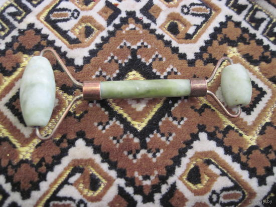 Нефритовый массажер для лица.