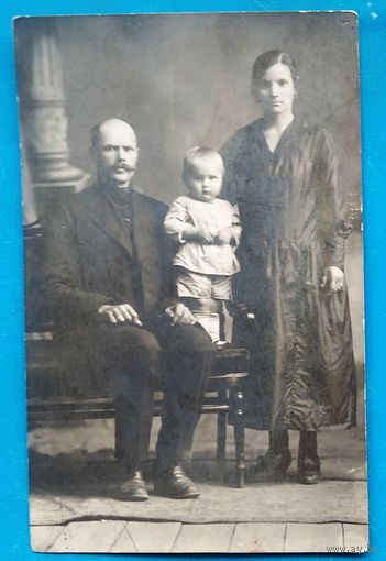 Фото семьи. 1920-е. 9х14 см.