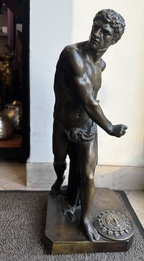 Бронзовая статуя гладиатора