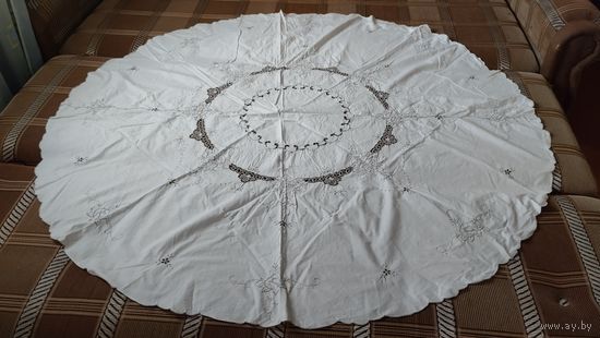 Утонченная винтажная скатерть Ришелье для круглого стола Друзей.