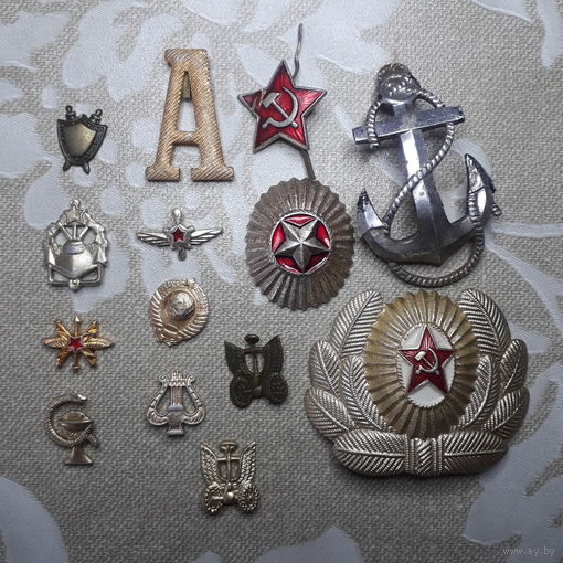 Кокарды, знаки родов войск и пр.