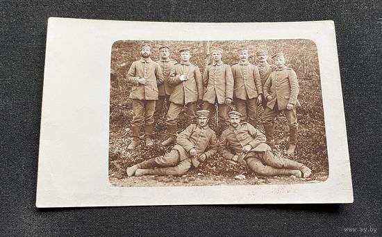 Фотооткрытка / группа солдат времён Первой мировой войны полевые мундиры и фуражки образца 1915 года (Bluse M15)