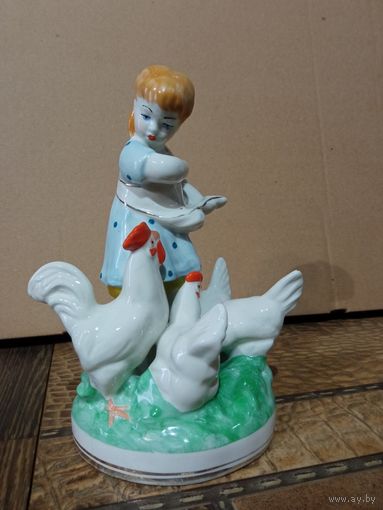 Статуэтка Девочка кормит кур Минск