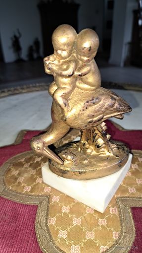 Старинная статуэтка.