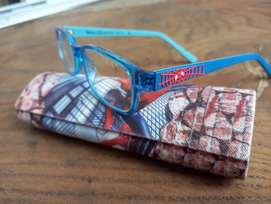 Оправа и чехол "Человек паук".