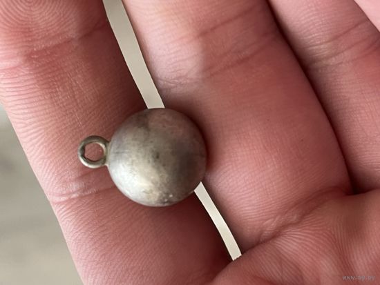 Красивая большая серебряная пуговица гирька .