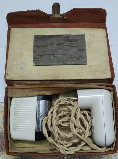 Бритва для сухого бритья BB Bergmann Borsig Berlin original case GDR 1950. Бритва GDR в оригинальном футляре BB Bergmann Borsig Original.