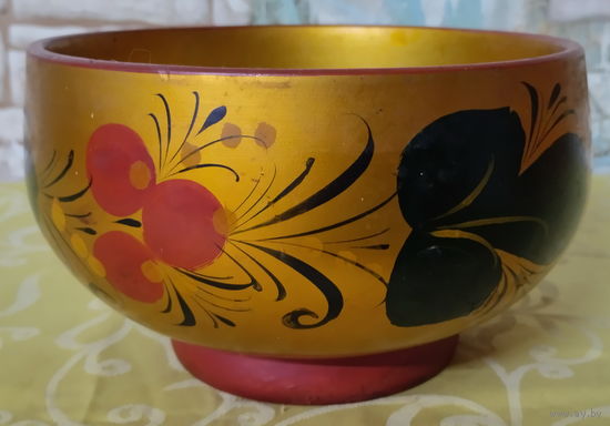 Традиционная русская деревянная чаша, выполненная в технике хохломской росписи.