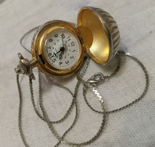Часы кулон на цепочке. На ходу.