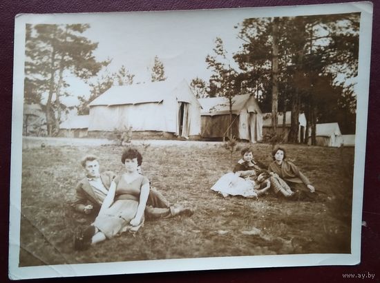 Фото в палаточном лагере. 1950-е. 9х12 см