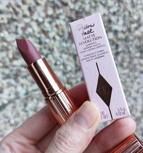 Помада Charlotte Tilbury Matte Revolution в оттенке Pillow Talk 2. Medium
