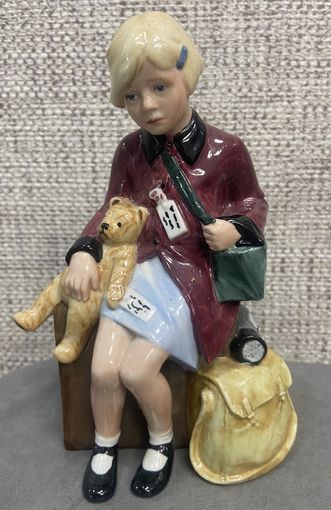 Фарфоровая статуэтка Девочка в эвакуации. Англия Royal Doulton.  1988 год. Высота 20 см.