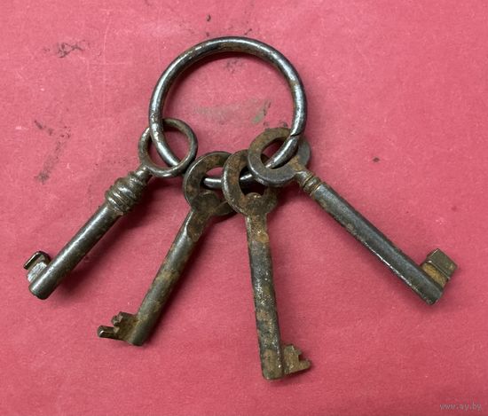 Ключи старинные.цена за все.