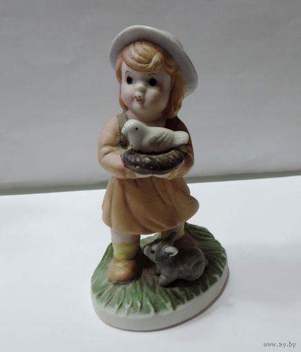 Статуэтка фарфоровая "Девочка с птичкой" 80-е годы Европа. Высота 9.5 см.