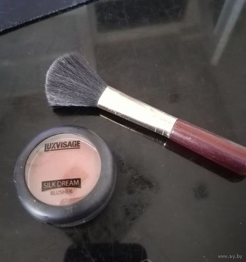 Румяна и натуральная кисточка