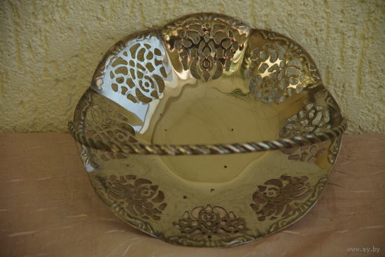 Ваза  с серебрением  (  диаметр 18,5 см , высота 3 см ;  13 см )