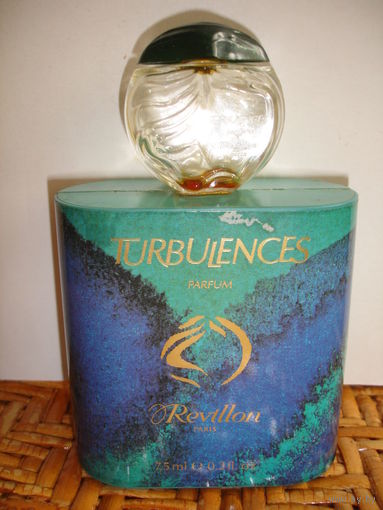 Флакон и коробочка от винтажных духов Turbulences Revillon с остатками пару капель загустевшего концентрата