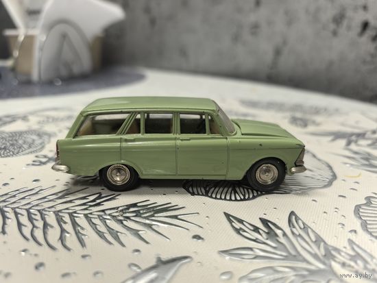 Москвич (возможно фисташковый цвет) ранний