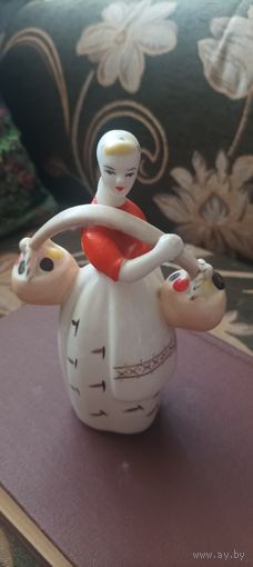 Девушка с грибами. Полонский завод художественной керамики. Авторы Ф. Бобик и Т. Н. Шуляк. .