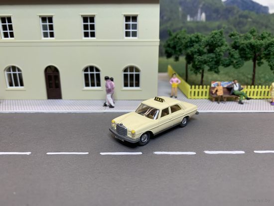 Mercedes-Benz W115 TAXI. Масштаб HO 1:87.