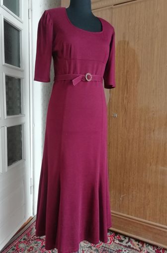 Бордовое платье из тонкого очень качественного трикотажа длинное(но не в пол), с клиньями, размер44-46.