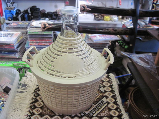 Итальянская бутыль на 5 л в пластиковой оплетке.