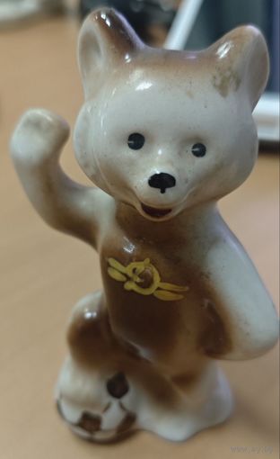 Статуэтка фарфоровая медведь футболист Динамо