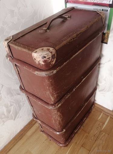 Старинный огромный чемодан. Две ручки