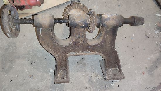 Кузнечный ручной сверлильный станок