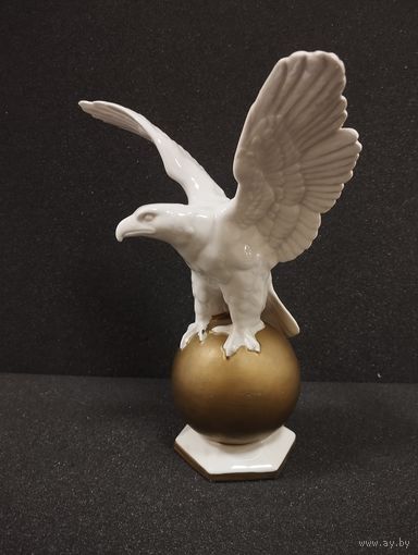 Статуэтка фарфоровая Орёл на золотом шаре. Германия