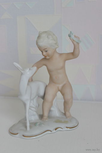 Фарфоровая статуэтка Мальчик Путти с олененком . ShauBach Kunst. Германия