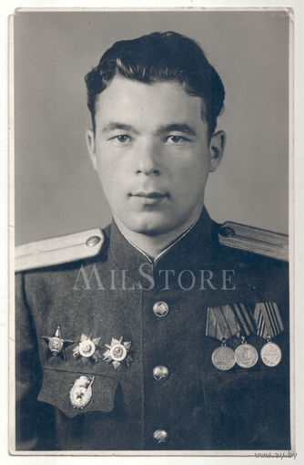 Лот из 2-х фотографий Гвардии старшего лейтенанта РККА.