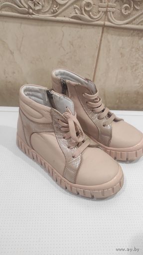 Стильные ботинки Ponki на 28 размер. Невероятно удобная фабричная обувь из качественно натуральной кожи, покупаю за границей. Сразу привожу по 5-7 пар на год. И зимние и осенние носятся идеально