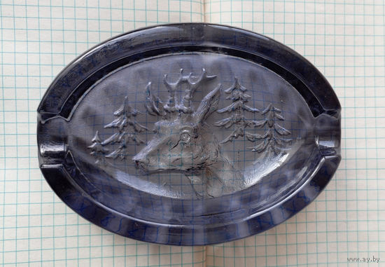 Пепельница Косуля (олень). Стеклозавод "Нёман". 1930-е годы. Цветное стекло.