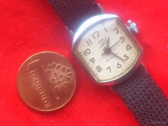 Часы МИНИАТЮРНЫЕ ЗАРЯ 1509 из СССР 1970-х