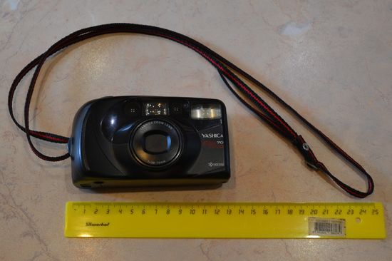 Фотоаппарат "Yashica".