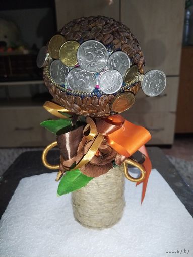 Топиарий из кофейных зерен и монет РФ.