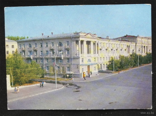 Гостиница Белгород. Гукаев Б. Виды городов. Архитектура. 1972 год. Чистая #0167-V1P84