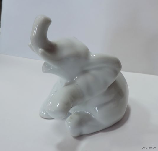 Статуэтка фарфоровая "Слон" 80-е годы Европа. Высота 9.5 см.
